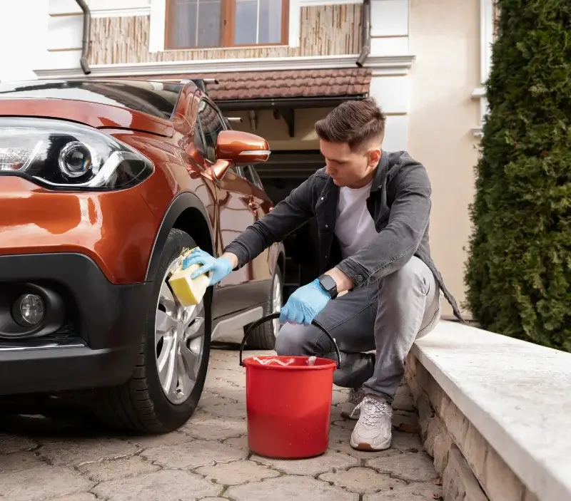 Lavage auto à domicile Pont-Scorff : professionnel intervenant sur un véhicule